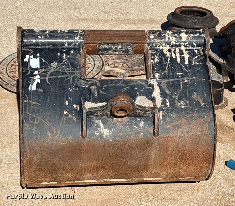 image for item EQ7007 Caterpillar backhoe bucket