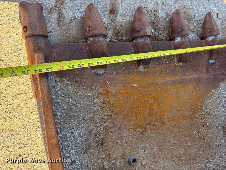 image for item EQ7007 Caterpillar backhoe bucket