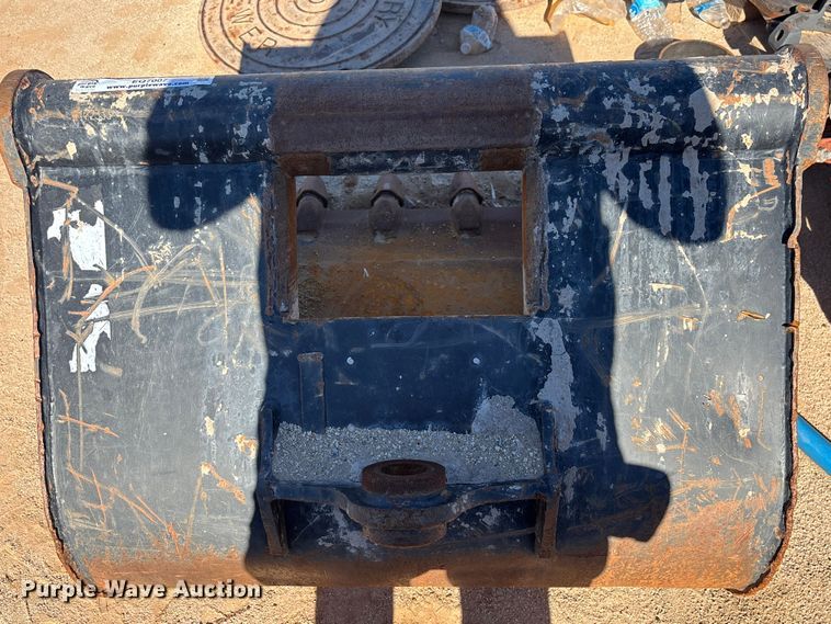 image for item EQ7007 Caterpillar backhoe bucket