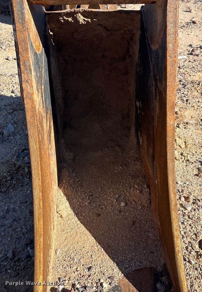 image for item EQ7009 Caterpillar bucket