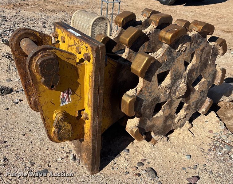 image for item EQ7010 Caterpillar compaction wheel