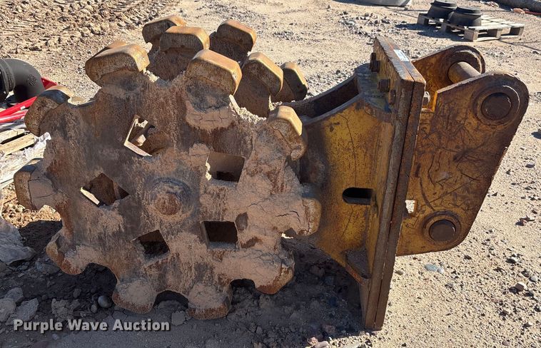 image for item EQ7010 Caterpillar compaction wheel