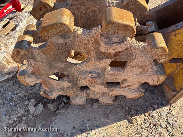 image for item EQ7010 Caterpillar compaction wheel