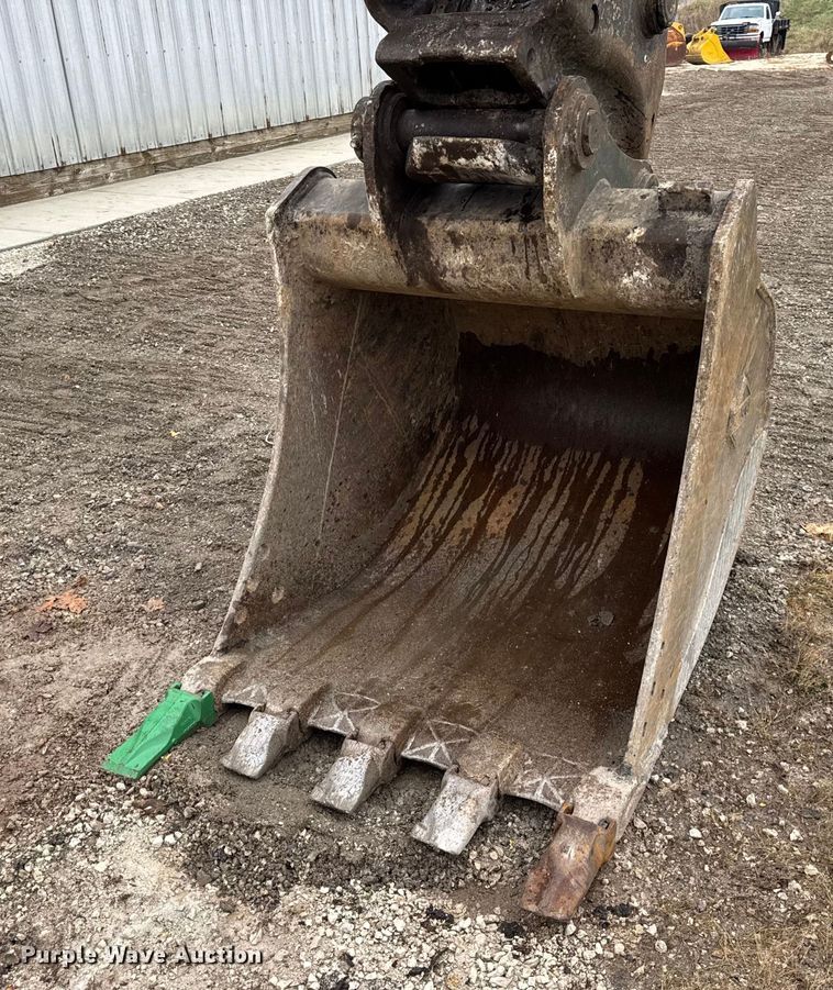 image for item ER0286 2015 Komatsu PC228USLC-10 excavator