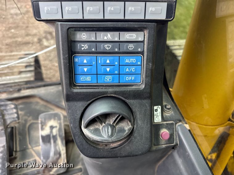 image for item ER0286 2015 Komatsu PC228USLC-10 excavator