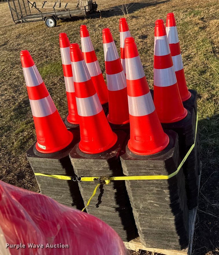 image for item ET4014 Approximately 250 traffic cones