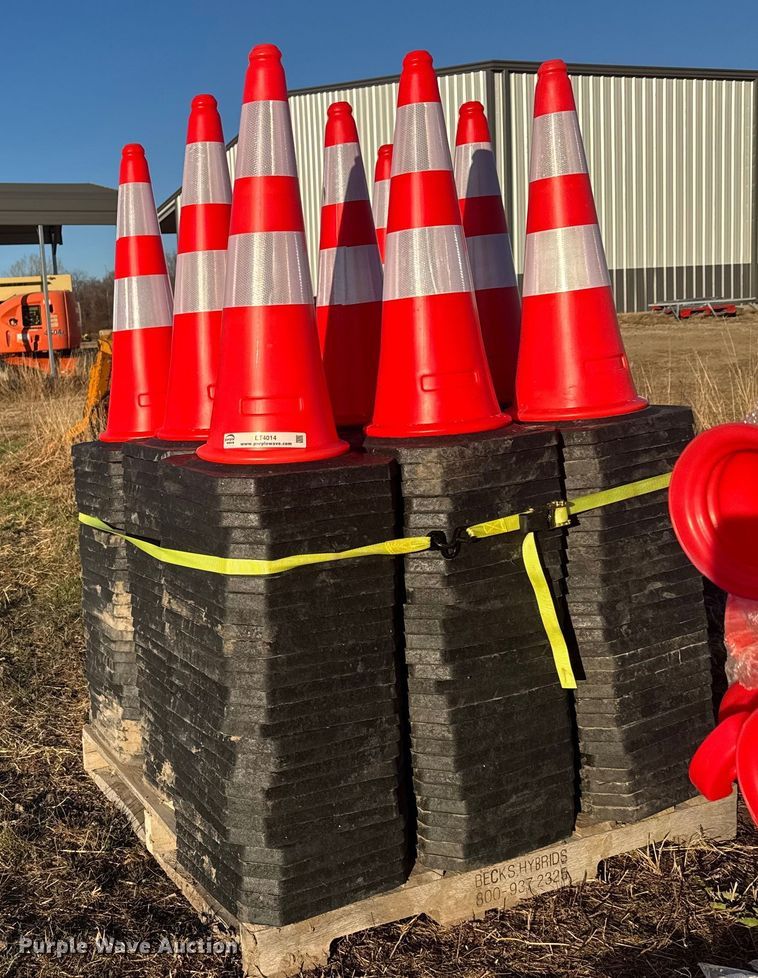 image for item ET4014 Approximately 250 traffic cones