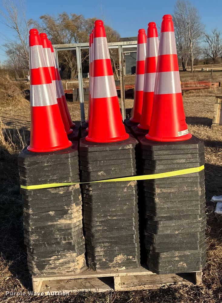 image for item ET4014 Approximately 250 traffic cones