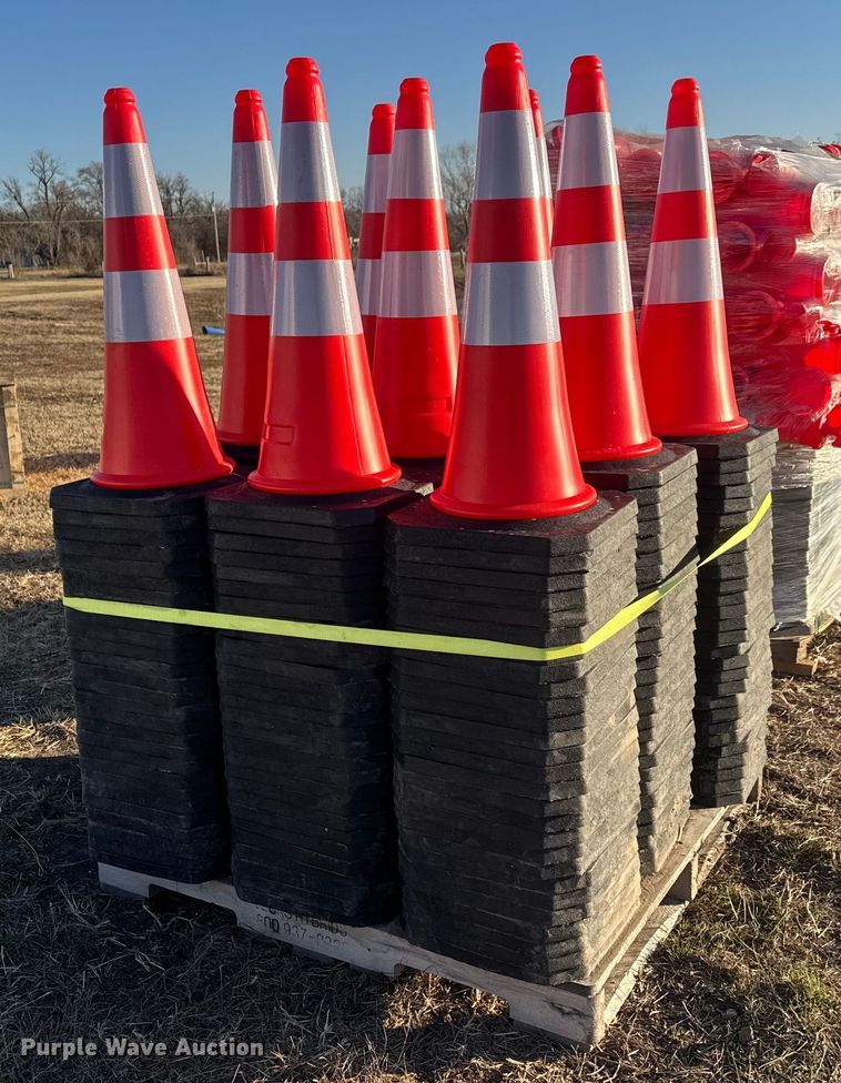image for item ET4014 Approximately 250 traffic cones