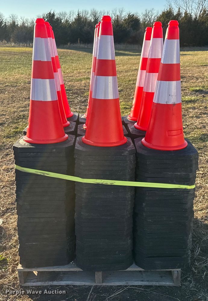 image for item ET4014 Approximately 250 traffic cones