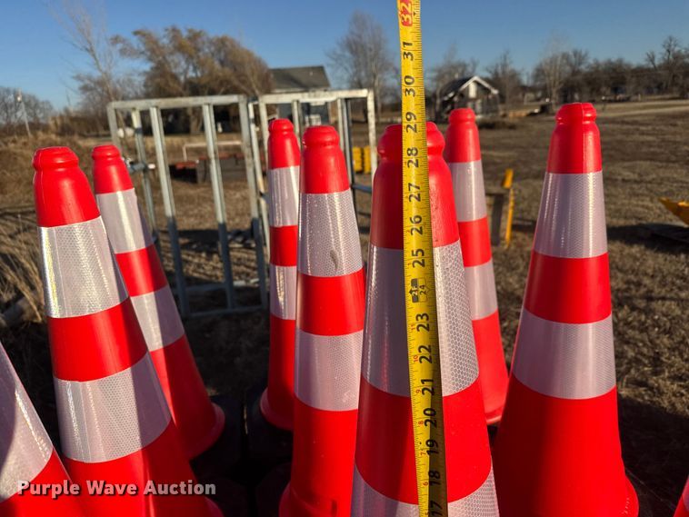 image for item ET4014 Approximately 250 traffic cones