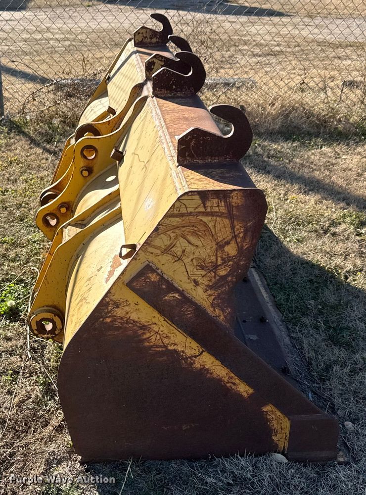 image for item ET4030 Caterpillar backhoe bucket