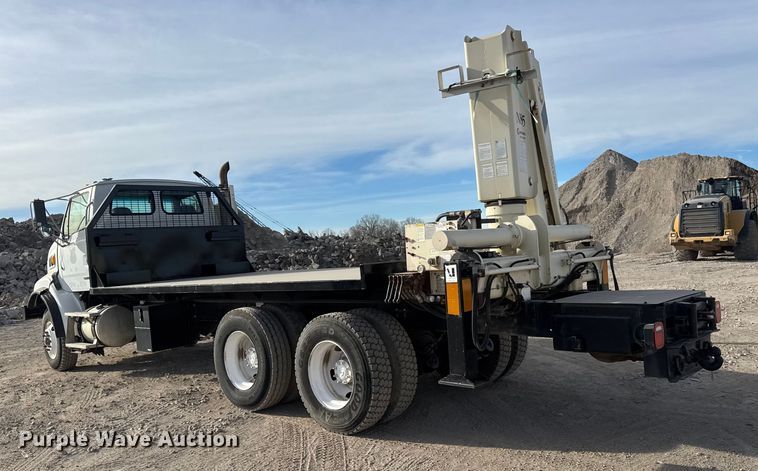 image for item ET4052 2006 Sterling L9500 crane truck