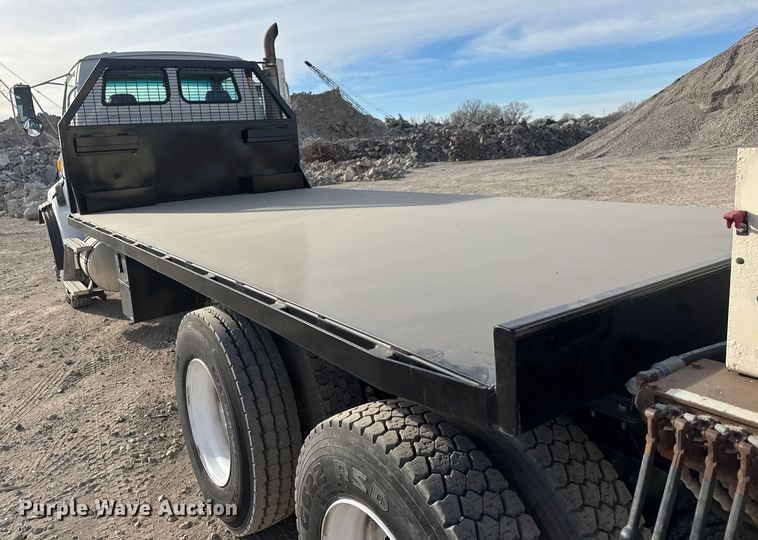 image for item ET4052 2006 Sterling L9500 crane truck