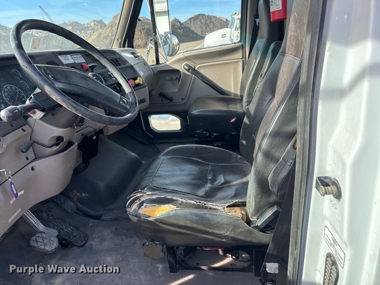 image for item ET4052 2006 Sterling L9500 crane truck