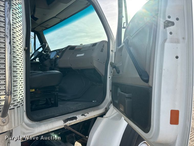 image for item ET4052 2006 Sterling L9500 crane truck