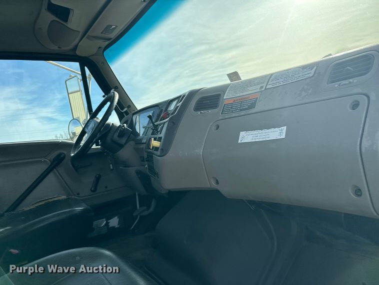 image for item ET4052 2006 Sterling L9500 crane truck