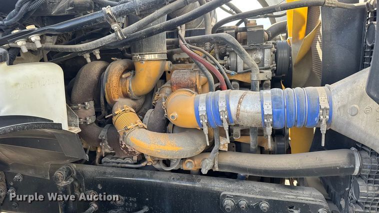 image for item ET4052 2006 Sterling L9500 crane truck