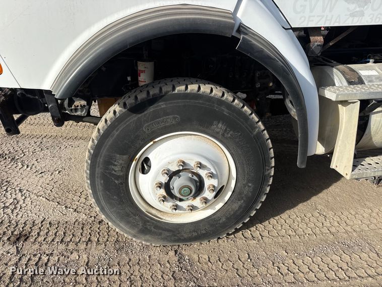 image for item ET4052 2006 Sterling L9500 crane truck