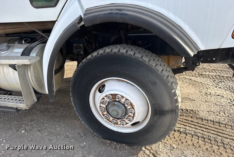 image for item ET4052 2006 Sterling L9500 crane truck