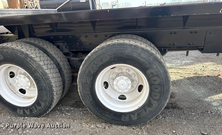 image for item ET4052 2006 Sterling L9500 crane truck