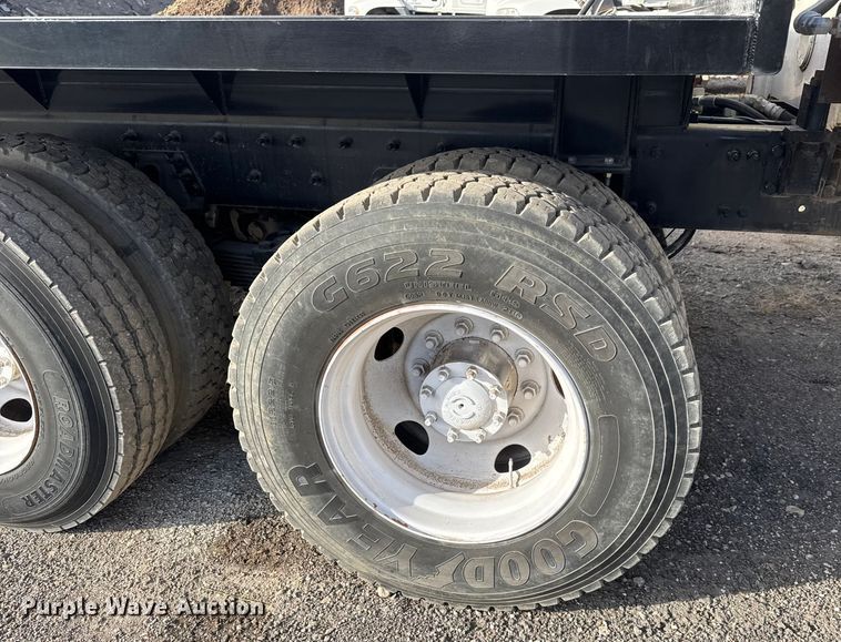 image for item ET4052 2006 Sterling L9500 crane truck