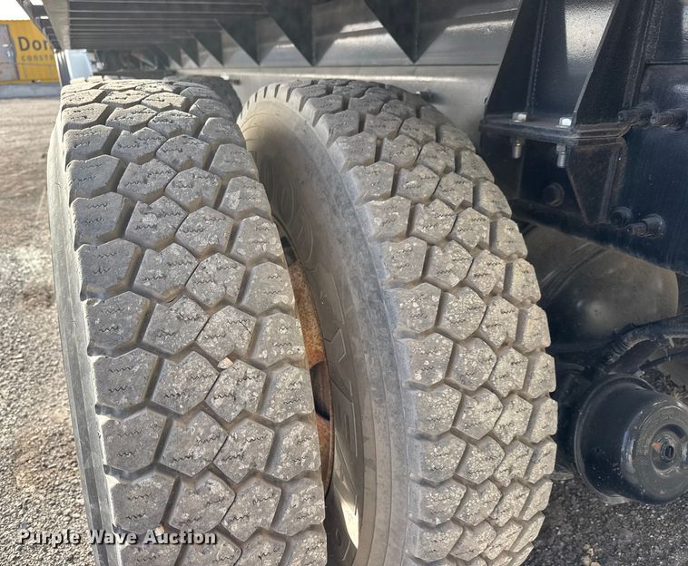 image for item ET4052 2006 Sterling L9500 crane truck