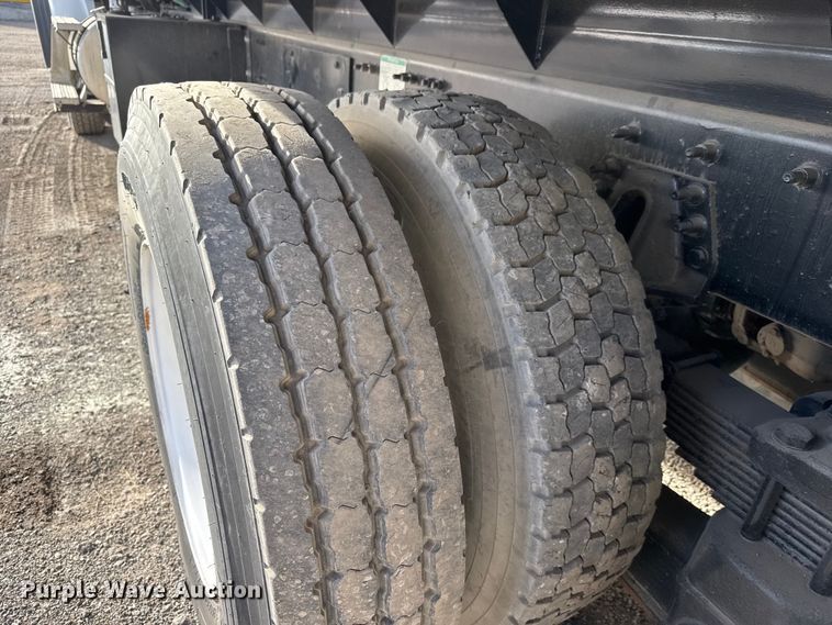 image for item ET4052 2006 Sterling L9500 crane truck