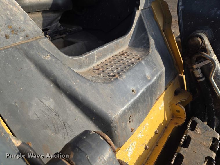 image for item ET5350 2013 John Deere 326D skid steer loader