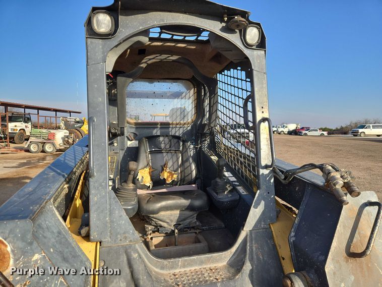 image for item ET5350 2013 John Deere 326D skid steer loader