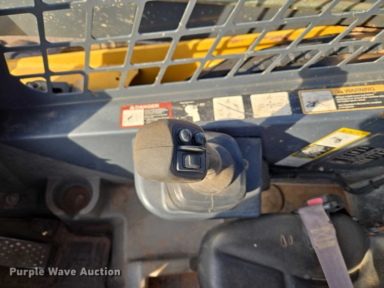 image for item ET5350 2013 John Deere 326D skid steer loader