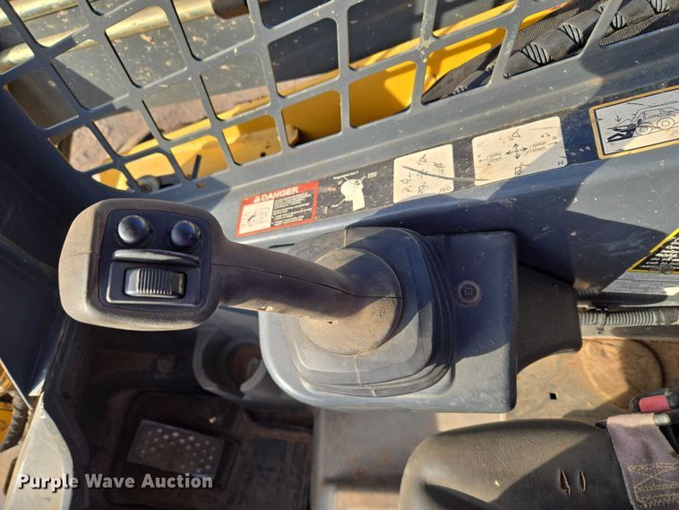 image for item ET5350 2013 John Deere 326D skid steer loader