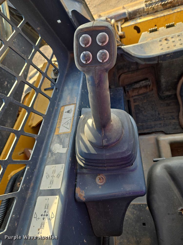 image for item ET5350 2013 John Deere 326D skid steer loader