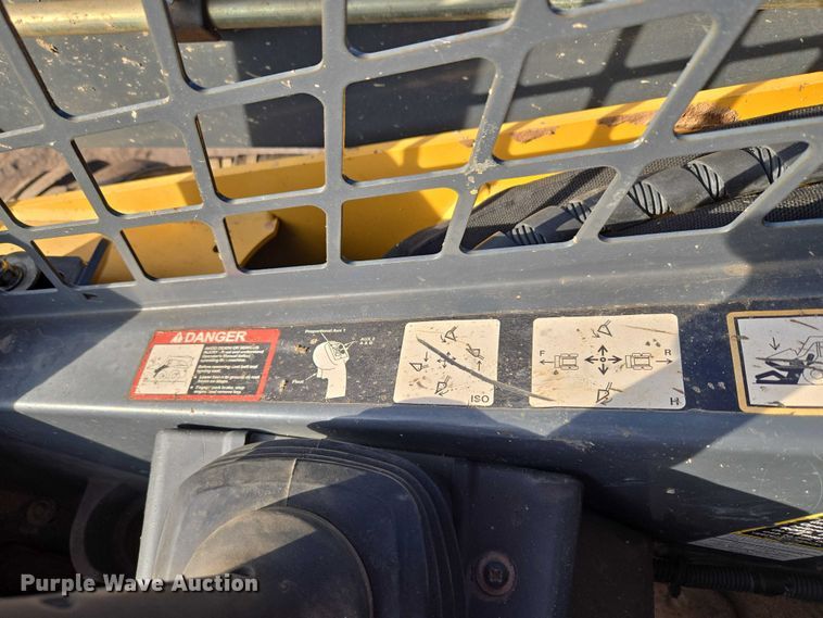 image for item ET5350 2013 John Deere 326D skid steer loader