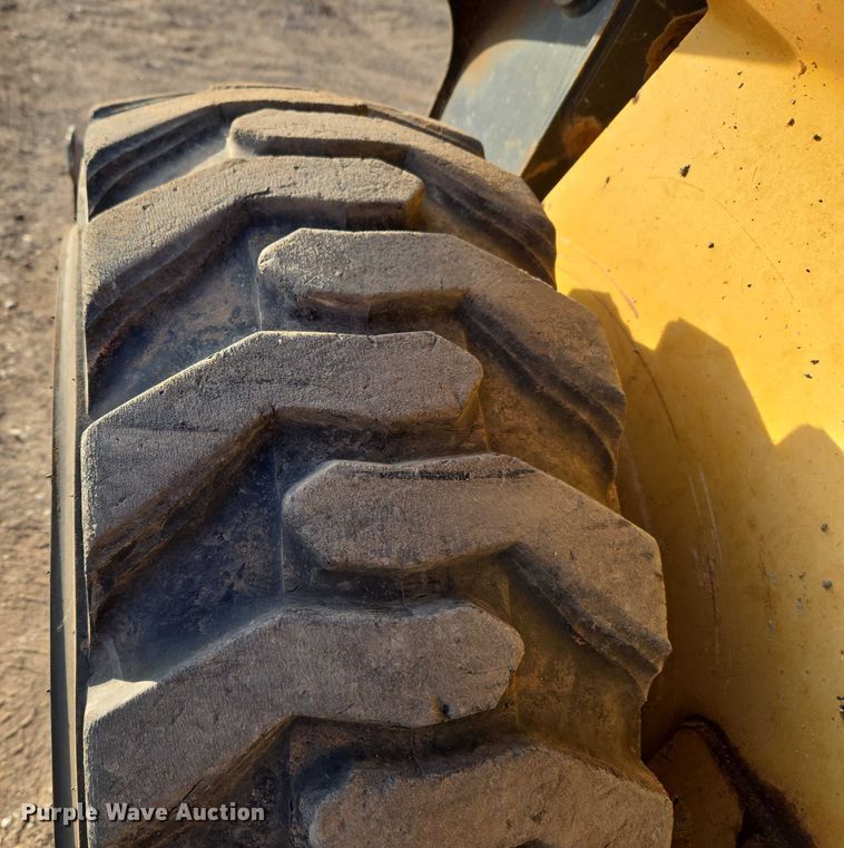 image for item ET5350 2013 John Deere 326D skid steer loader