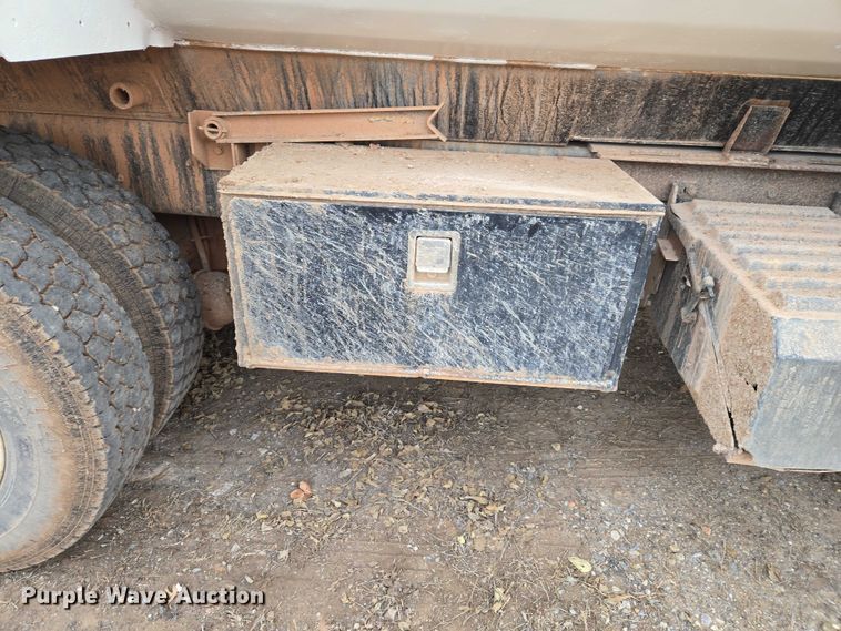 image for item ET5356 2008 International SF625 dump truck