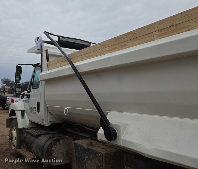 image for item ET5356 2008 International SF625 dump truck