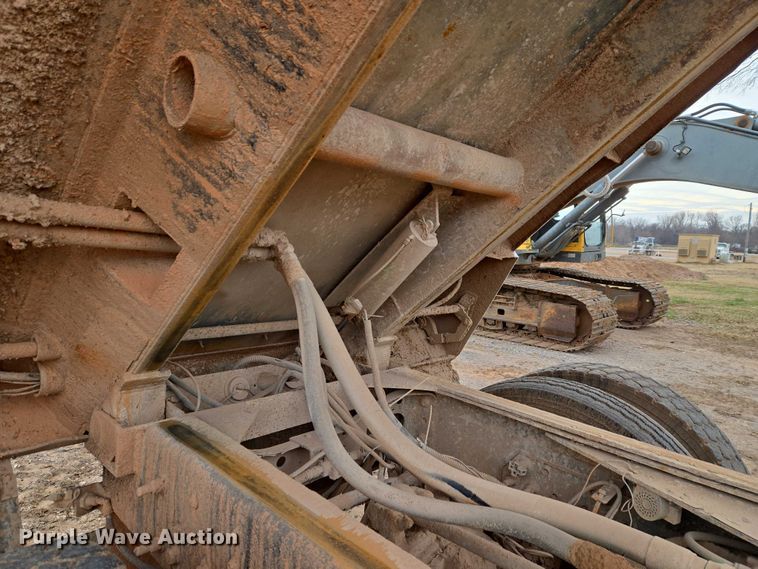 image for item ET5356 2008 International SF625 dump truck