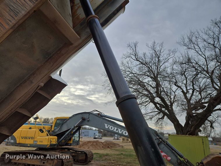 image for item ET5356 2008 International SF625 dump truck