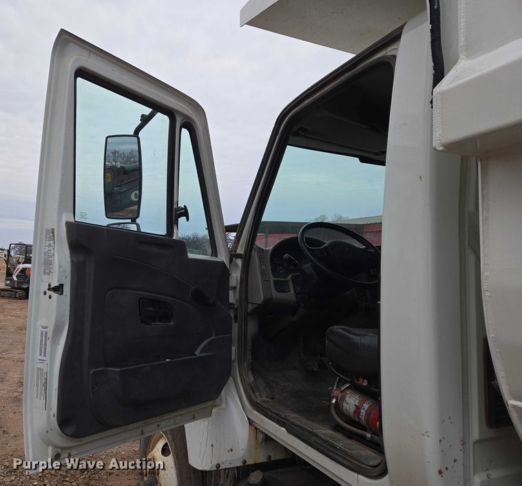 image for item ET5356 2008 International SF625 dump truck