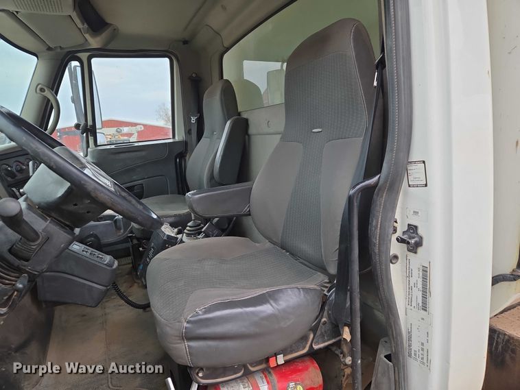 image for item ET5356 2008 International SF625 dump truck