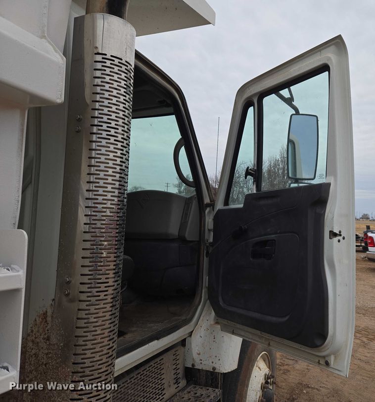 image for item ET5356 2008 International SF625 dump truck