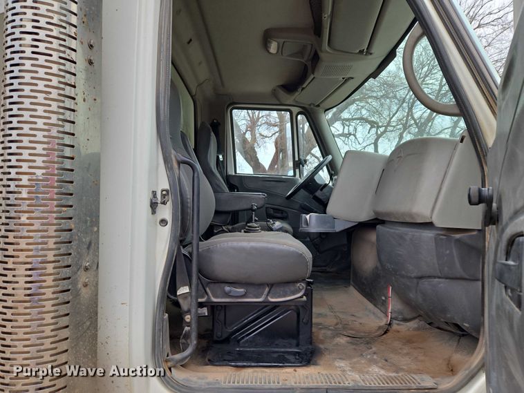 image for item ET5356 2008 International SF625 dump truck