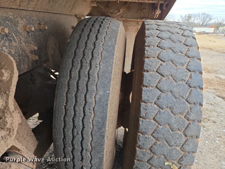 image for item ET5356 2008 International SF625 dump truck