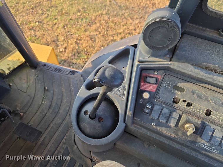 image for item ET5373 2002 John Deere 410G backhoe