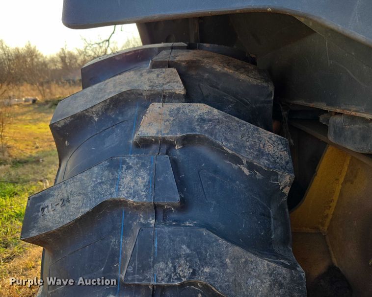 image for item ET5373 2002 John Deere 410G backhoe