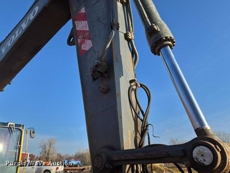 image for item ET5375 2005 Volvo EC210B LC excavator