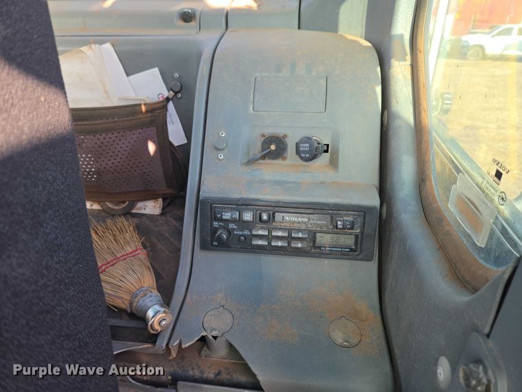 image for item ET5375 2005 Volvo EC210B LC excavator