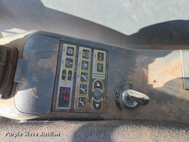 image for item ET5375 2005 Volvo EC210B LC excavator