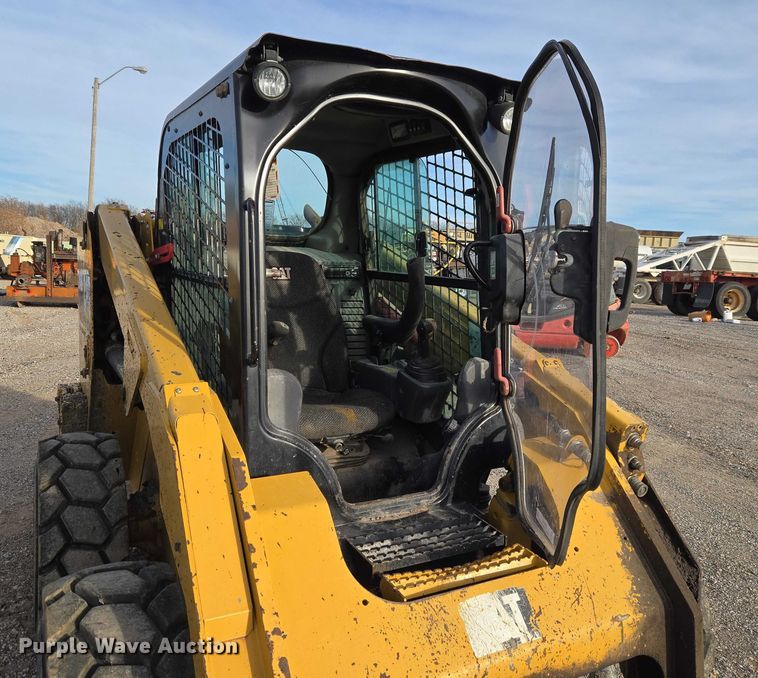 image for item ET5393 2015 Caterpillar 246D skid steer loader